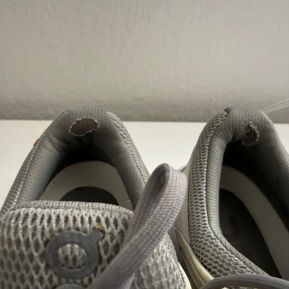 On Running women size 10
Gray Athletic Shoes - Picture 6 of 9